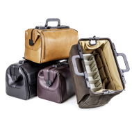 Gruppenbild mit vier Taschen Rusticana in Standardfarben, eine davon geöffnet. 