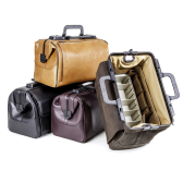 Gruppenbild mit vier Taschen Rusticana in Standardfarben, eine davon geöffnet. 