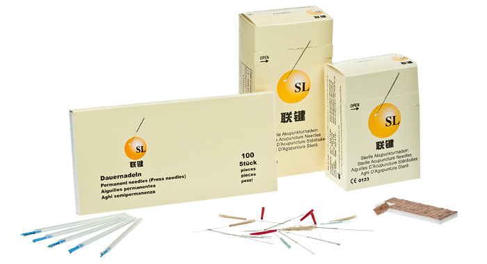 Akupunkturnadeln und kinesiologische Tapes